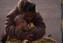 Inmigrantes fatigados por el trabajo que jamás les resolverá nada, arribando jadeantes y sudorosos, se formulan la siguiente interrogante: ¿Me voy o me quedo?