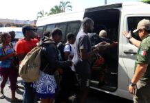 - Migrantes de diversas nacionalidades se entregan hoy a personal del Instituto Nacional de Migración (2)