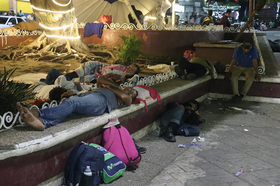 Migrantes duermen en una plaza p&uacute;blica (1)