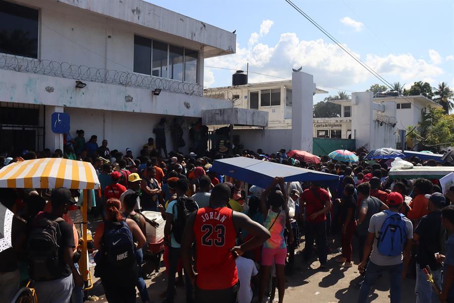 Migrantes permanecen en el muro fronterizo (2)