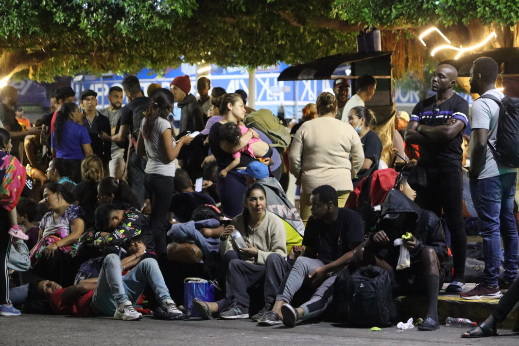 Unos 1.000 migrantes que se mantienen varados en la frontera sur de México buscan entregarse a las autoridades de manera masiva para ser procesados en la estación migratoria siglo 21 y con ello obtener documentos para transitar a la frontera norte.