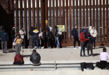 El 2022 marcó un drama para migrantes venezolanos en su paso por México Migrantes permanecen en el muro fronterizo (1)