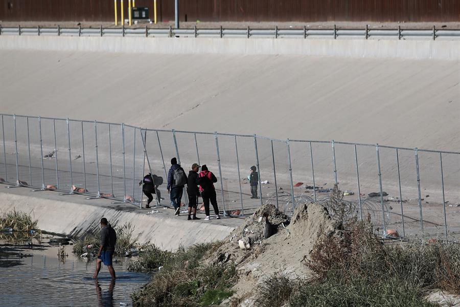 Migrantes permanecen en el muro fronterizo (2)