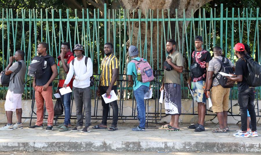 Migrantes permanecen esperando a los formatos migratorios Migrantes
