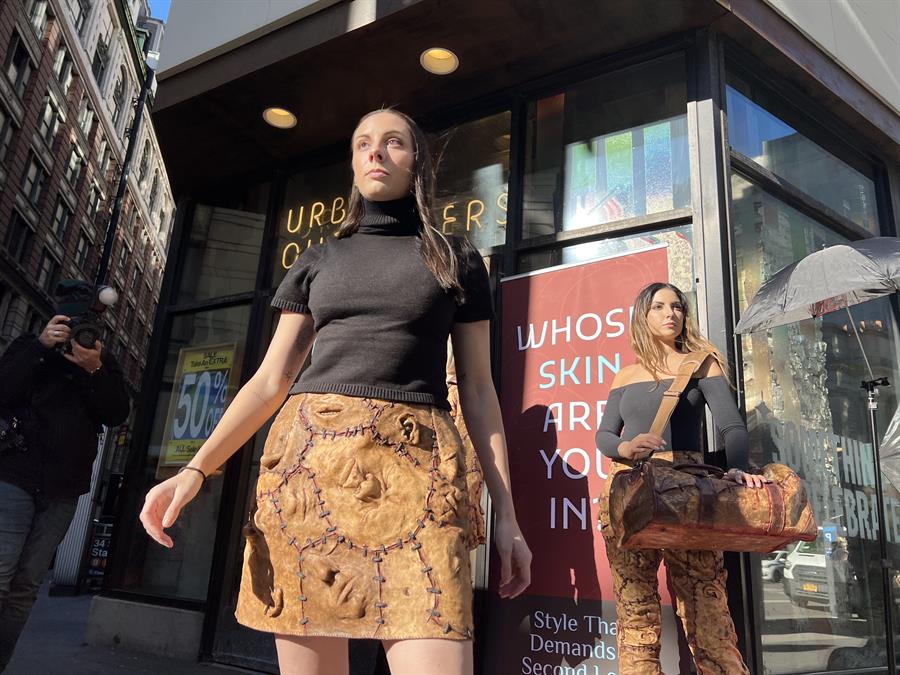 Modelos de PETA visten ropa y bolso que simulan la piel humana durante una protesta (1)