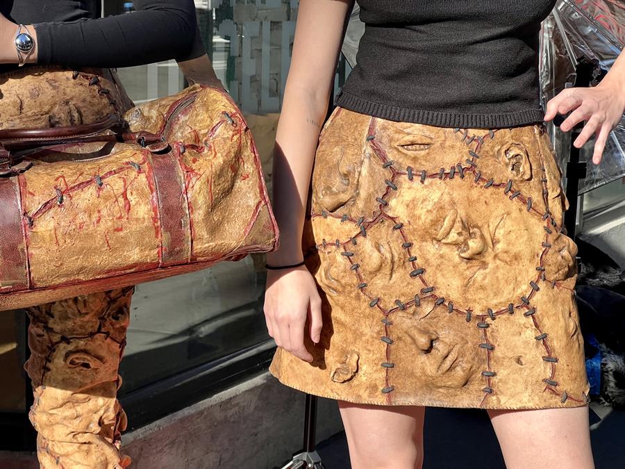 Modelos de PETA visten ropa y bolso que simulan la piel humana durante una protesta (1)