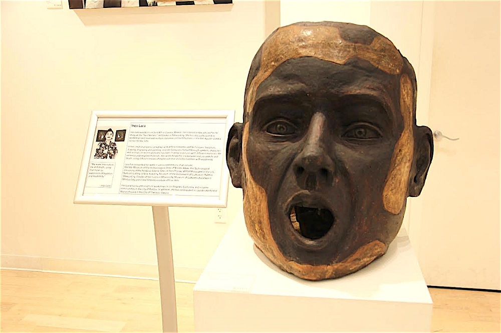 Inés Lara, una artista mexicana oriunda de Oaxaca, sorprende con su trabajo en escultura, de profundo contenido y simbolismo. Los lectores de esta nota no se imaginan lo que van a encontrar al interior de esta magnífica cabeza en la gráfica.