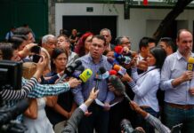 La oposición venezolana agrupada en la Plataforma Unitaria denunció este sábado que el Gobierno "busca zafarse" de los acuerdos que han resultado de la negociación retomada hace una semana en México y exigió al presidente Nicolás Maduro fijar una fecha en diciembre para continuar con el diálogo.
