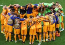 3-1. Dumfries mete a la 'oranje' en cuartos Denzel Dumfries, con dos asistencias y un gol, se convirtió en el gran protagonista de la selección de Países Bajos que eliminó a la de Estados Unidos, tras batirla por 3-1 en partido de octavos de final del Mundial de fútbol de Qatar 2022 disputado este sábado en el estadio Khalifa de la localidad de Al Rayyan.