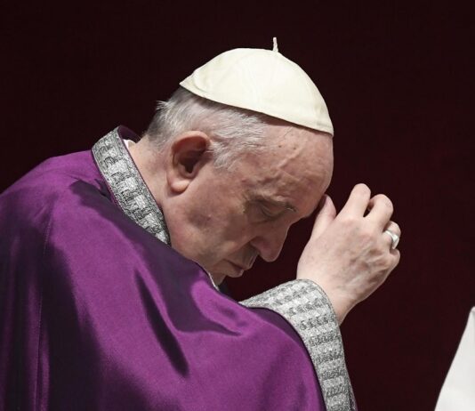 El papa Francisco expresó hoy su "gratitud" a su antecesor, el pontífice emérito Benedicto XVI, fallecido hoy en el Vaticano: "Solo Dios conoce el valor y la fuerza de su intercesión", sostuvo en la celebración de las primeras vísperas de cierre del año en la basílica de San Pedro.