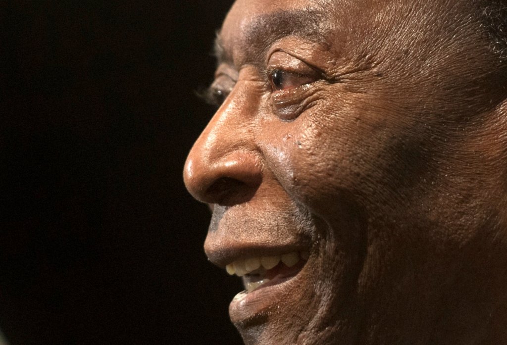 Pelé La Torcida Jovem del Santos, una de las principales hinchadas organizadas del club brasileño en el que Pelé se inmortalizó, convocó este sábado a una vigilia por la salud del tricampeón mundial frente al hospital en el que el famoso exftubolista de 82 años está ingresado desde el pasado martes.