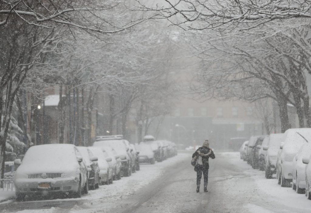 Peligros-por-tormentas-de-nieve El histórico temporal Elliot ha sumido a Estados Unidos a un clima gélido en plena temporada navideña, amargando la Nochebuena a miles de personas por la cancelación de vuelos, el colapso de carreteras y los cortes del luz en varias partes del país.
