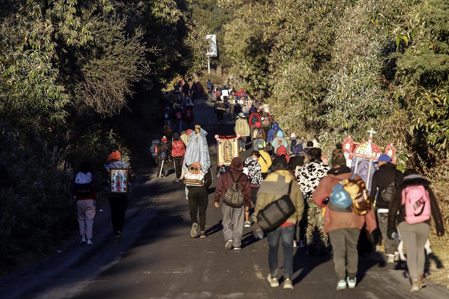 Peregrinos de varias comunidades caminan rumbo a la capital del pa&iacute;s, hoy en la cercan&iacute;as del Volc&aacute;n Popocat&eacute;petl (1)