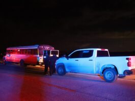 Policías Estatales vigilan un camión que fue atacado a balazos hoy, en Ciudad Juárez