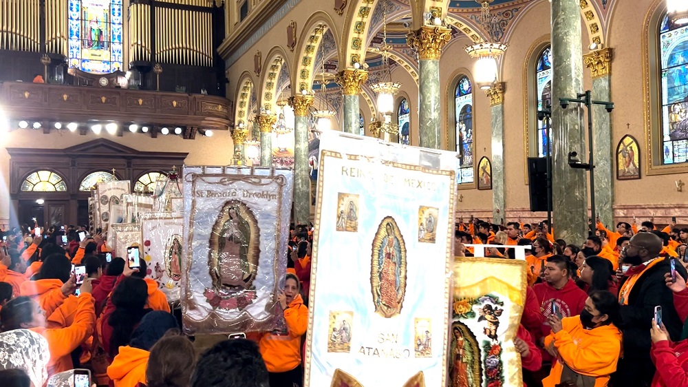 Procession_into_Mass.