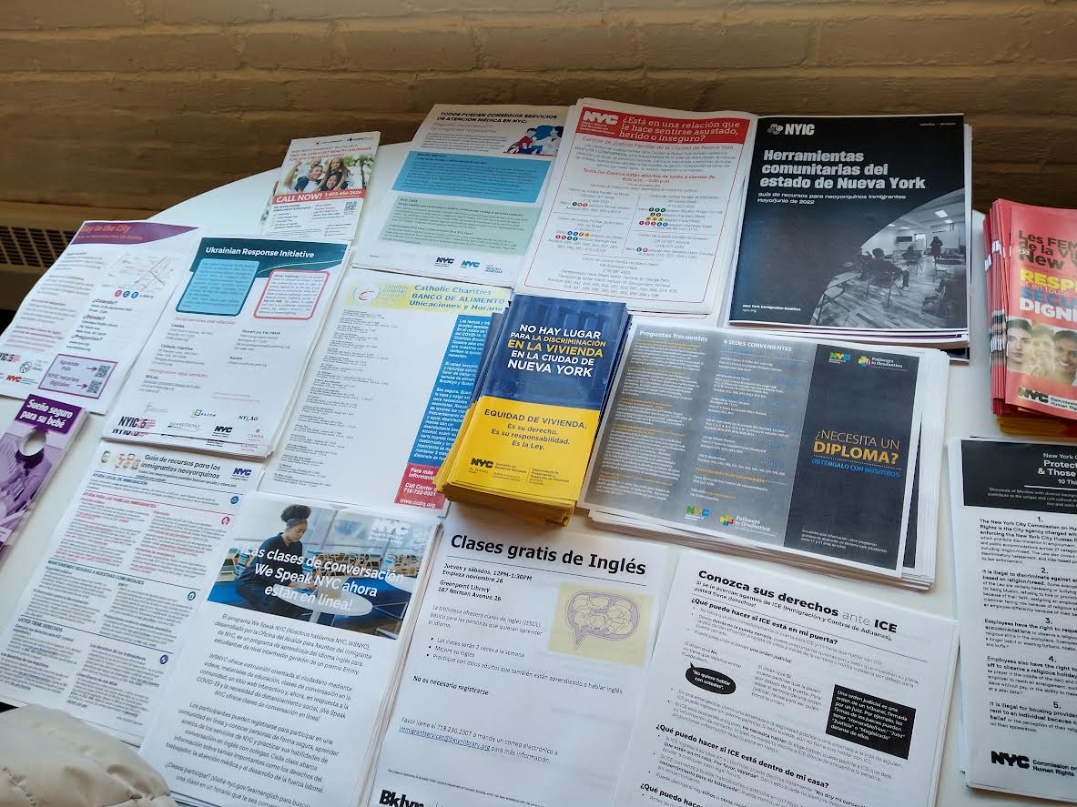 Abundante material informativo en varios idiomas, se ofrece en cada una de las oficinas de los centros de navegaci&oacute;n para nuevos refugiados, con datos claros y precisos sobre d&oacute;nde y c&oacute;mo obtener ayuda.