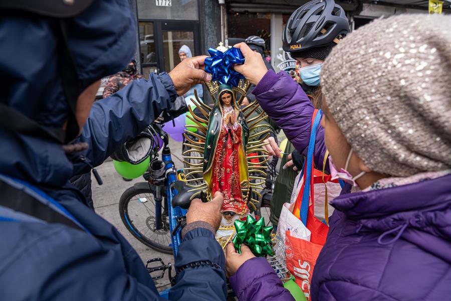 Repartidores de comida decoran sus bicicletas con la imagen de la Virgen de Guadalupe