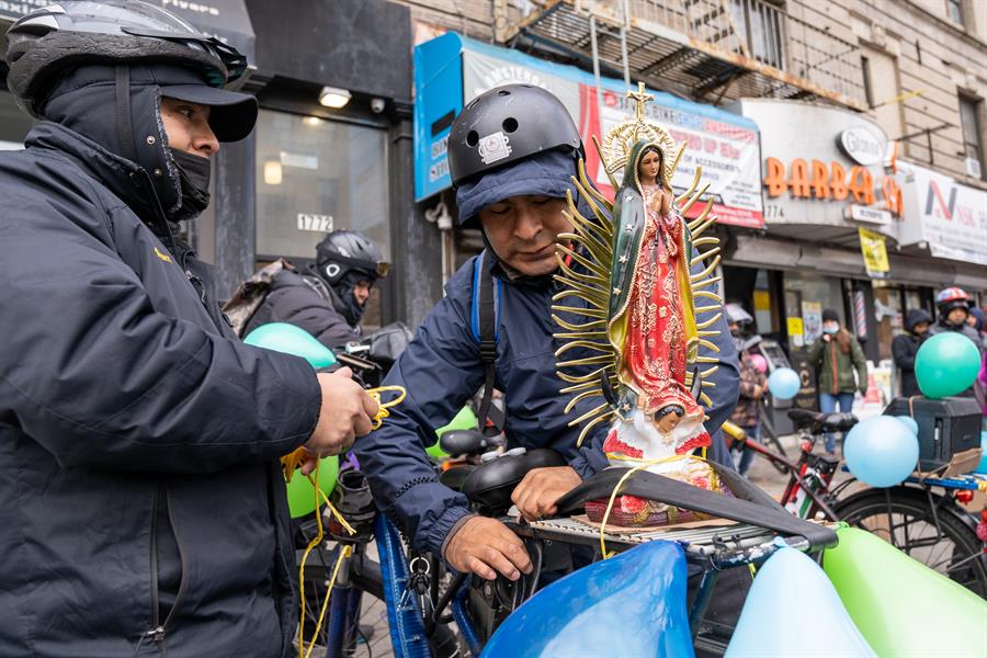 Repartidores de comida decoran sus bicicletas con la imagen de la Virgen de Guadalupe