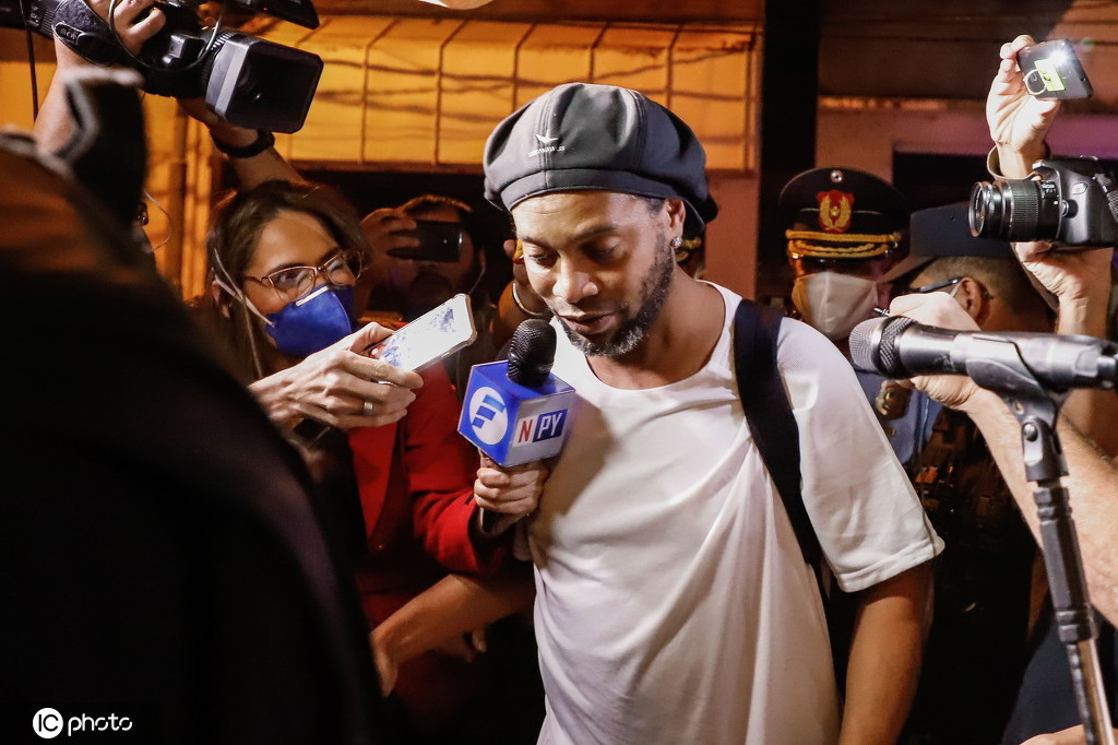 Ronaldinho begins house arrest at hotel in Paraguay Ronaldinho, campeón del mundo con Brasil en 2002 y leyenda del Barcelona, elogió a las dos estrellas de Argentina y Francia, Leo Messi y Kylian Mbappé, respectivamente, y aseveró que el '10' argentino, de 35 años, podría jugar hasta los 50 por su