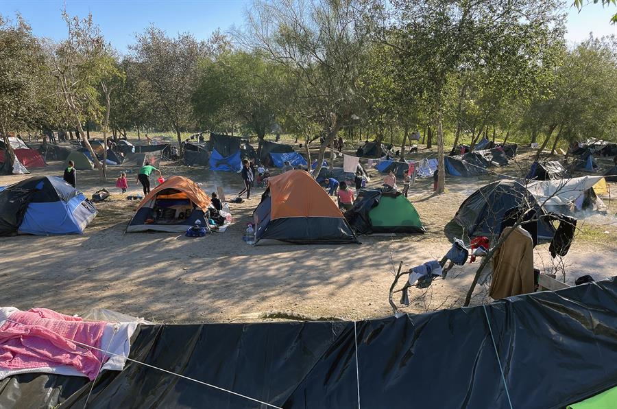 Un grupo de migrantes acampa junto al Río Bravo (3) migrantes
