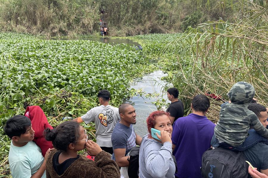 Un grupo de migrantes cruza el r&iacute;o Bravo (2)