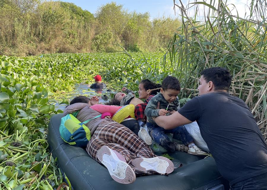 Un grupo de migrantes cruza el r&iacute;o Bravo (2)