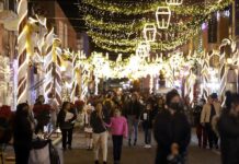 Visitantes observan el encendido navideño el 3 de diciembre de 2022, en el municipio de Atlixco (2)