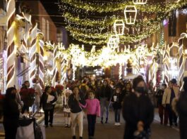 El centro de México se ilumina durante la temporada navideña Visitantes observan el encendido navideño el 3 de diciembre de 2022, en el municipio de Atlixco (2)