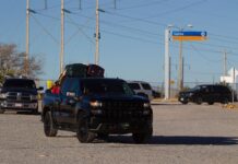 camionetas con emigrantes mexicanos que regresan a su país, en Ciudad Juárez