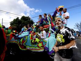 Tradicional festival de máscaras reúne a miles de personas en Puerto Rico desfile del Festival de Las Máscaras (1)