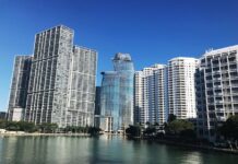 edificios nuevos (d) junto a otros en un barrio selectivo de la ciudad de Miami (1)