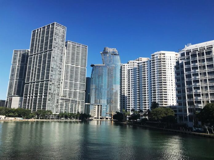 edificios nuevos (d) junto a otros en un barrio selectivo de la ciudad de Miami (1) edificios nuevos (d) junto a otros en un barrio selectivo de la ciudad de Miami (1)