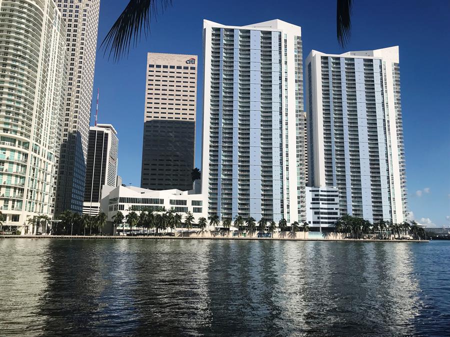 edificios nuevos (d) junto a otros en un barrio selectivo de la ciudad de Miami (1)