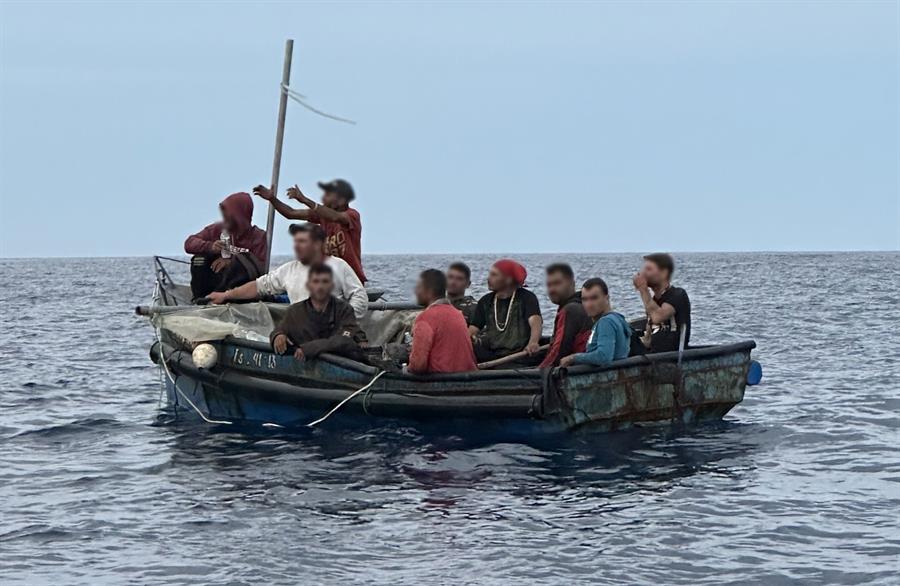 embarcación precaria con varios inmigrantes abordo inmigrantes