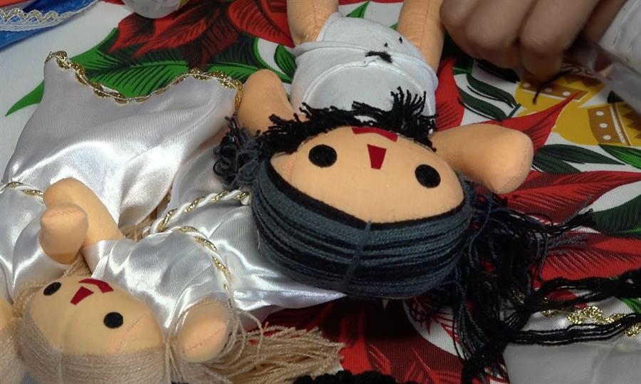 figuras navide&ntilde;as inspiradas en la mu&ntilde;eca ind&iacute;gena Lel&eacute; (3)