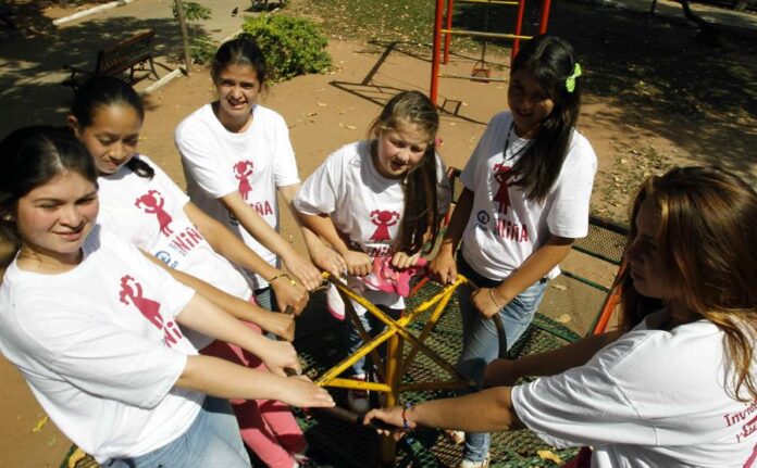 grupo de niñas de la localidad de Paraguari, beneficiarias del programa de la ONG Plan Internacional Por ser niña