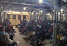 inmigrantes indocumentados que piden asilo, mientras permanecen en un centro de detención