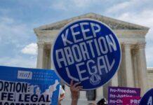Medio siglo después de la legalización del aborto en Estados Unidos, el país cumple ese aniversario con la sentencia que lo autorizó revocada y una batalla abierta entre quienes luchan por la abolición completa de esa práctica y los que defienden el derecho de la mujer a decidir sobre su cuerpo.
