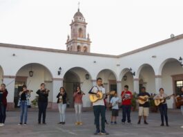 Alumnos ensayan con sus instrumentos en la Escuela Regional de Mariachi (3)