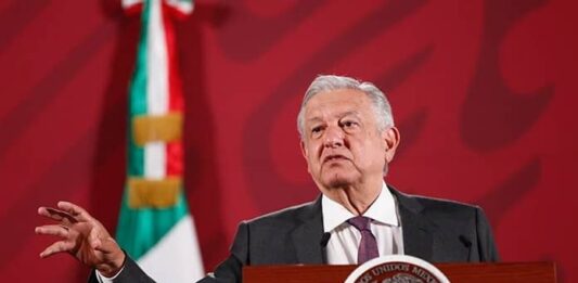 El presidente mexicano, Andrés Manuel López Obrador, pidió este viernes a la Universidad Nacional Autónoma de México (UNAM) presentar una denuncia para que sean instancias judiciales quienes resuelvan el caso de Yasmín Esquivel, ministra de la Suprema Corte acusada de plagiar su tesis.