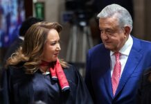 La UNAM confirma plagio de tesis de ministra de Supremo de México Andrés Manuel López Obrador (d) y a la ministra Yasmín Esquivel