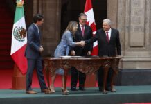 La oposición acusa a López Obrador de "doblarse" ante EE.UU. en migración Andrés Manuel López Obrador, junto al primer ministro de Canadá, Justin Trudeau