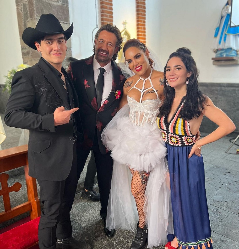 Saldivar con los actores Julian Figueroa, Gabriel Soto, y Sara Corrales del elenco de &ldquo;Mi Camino es Amarte&rdquo;. 