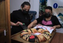 Nacimientos (belenes) y figuras de los Reyes Magos en miniatura dentro de las tradicionales roscas de reyes es la alternativa con la que artesanos y panaderos de la ciudad mexicana de Guadalajara quieren fomentar la admiración por las artesanías locales y, de paso, ayudar al medioambiente.