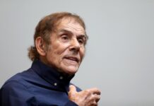 El pintor colombiano David Manzur, que acaba de cumplir 93 años y por estos días también celebra sus 70 años de carrera artística, considera que todavía no ha logrado el "cuadro perfecto" y por eso sigue "echando brocha", como cuando tenía 20.