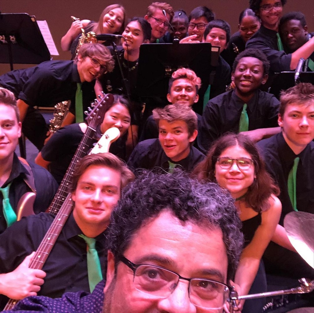 A O&rsquo;Farrill le encanta la educaci&oacute;n y ayudar a los j&oacute;venes a cumplir sus sue&ntilde;os musicales. 