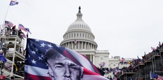 Los demócratas mantuvieron este viernes un minuto de silencio en las escaleras del Capitolio de EE.UU., en Washington DC, en honor a las víctimas policiales del asalto a la sede del Congreso hace hoy dos años.