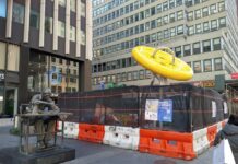 Nueva escultura para el Distrito de la Moda en Nueva York Muchos habitantes de la ciudad de Nueva York, extrañaban el gigantesco botón atravesado por una colosal aguja que acompañaba a la escultura del costurero judio en la Séptima Avenida con la calle 39 en Manhattan, corazón del Distrito de la Costura o Distrito de la Moda.