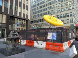 Muchos habitantes de la ciudad de Nueva York, extrañaban el gigantesco botón atravesado por una colosal aguja que acompañaba a la escultura del costurero judio en la Séptima Avenida con la calle 39 en Manhattan, corazón del Distrito de la Costura o Distrito de la Moda.