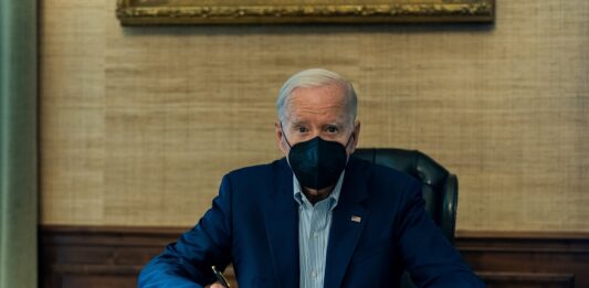 El presidente de Estados Unidos, Joe Biden, llamó este viernes a los padres de Tyre Nichols, el joven afroamericano de 29 años que murió apaleado por cinco agentes de policía en Memphis (Tennessee), para ofrecerles sus condolencias.